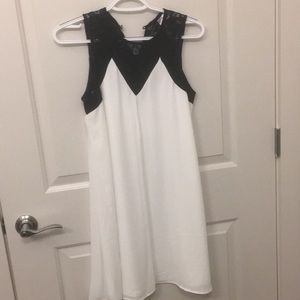 Francesca’s Black/White shift dress - never worn!
